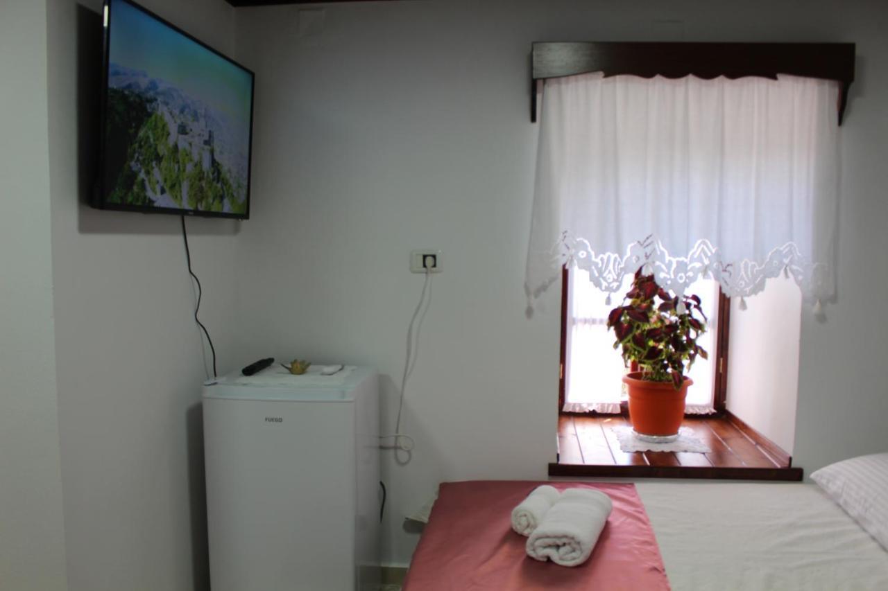 Yuri Guest House Гирокастра Экстерьер фото